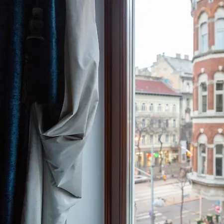 Luxury With Balcony Next To The New York Cafe Budapešť