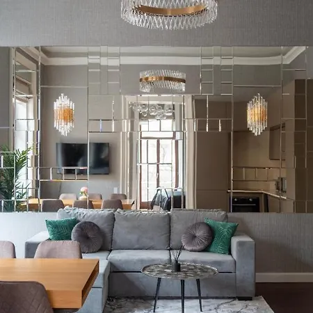 Luxury With Balcony Next To The New York Cafe Апартаменты