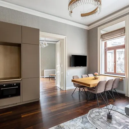 Luxury With Balcony Next To The New York Cafe Будапешт