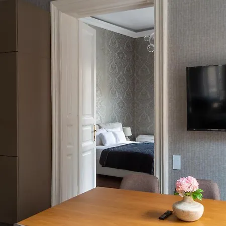 Luxury With Balcony Next To The New York Cafe Апартаменты
