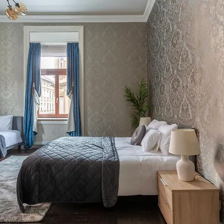 Апартаменты Luxury With Balcony Next To The New York Cafe