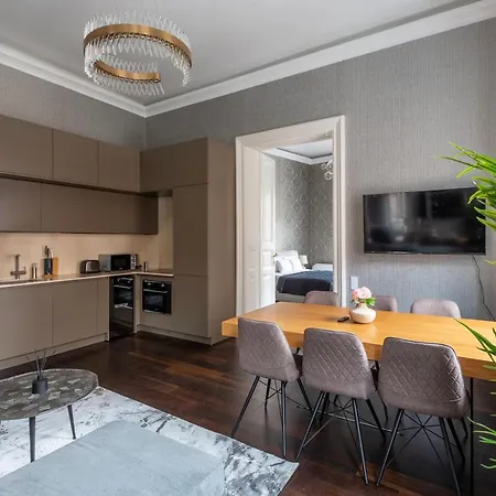 Luxury With Balcony Next To The New York Cafe * Будапешт