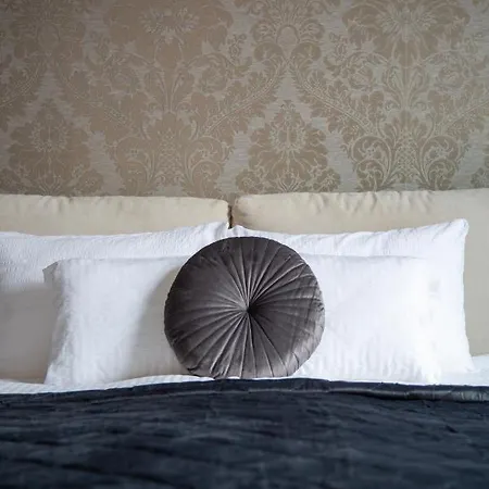 Luxury With Balcony Next To The New York Cafe Апартаменты