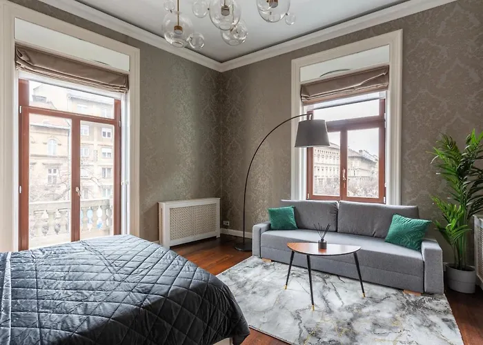 Luxury With Balcony Next To The New York Cafe *