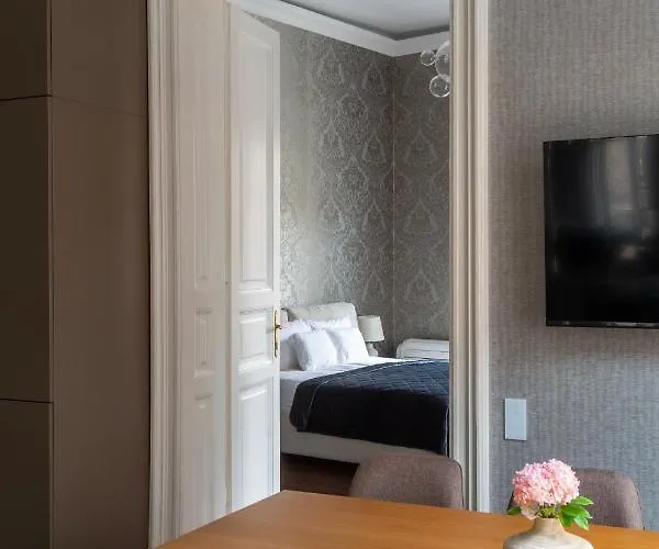 Luxury With Balcony Next To The New York Cafe Appartement