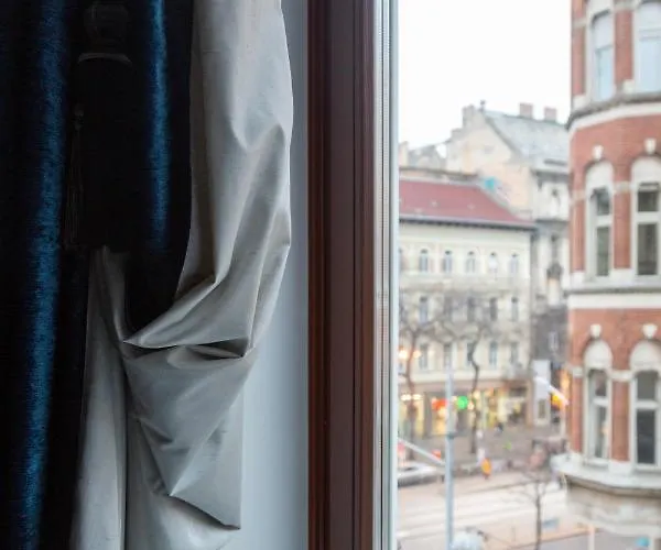 Luxury With Balcony Next To The New York Cafe Boedapest