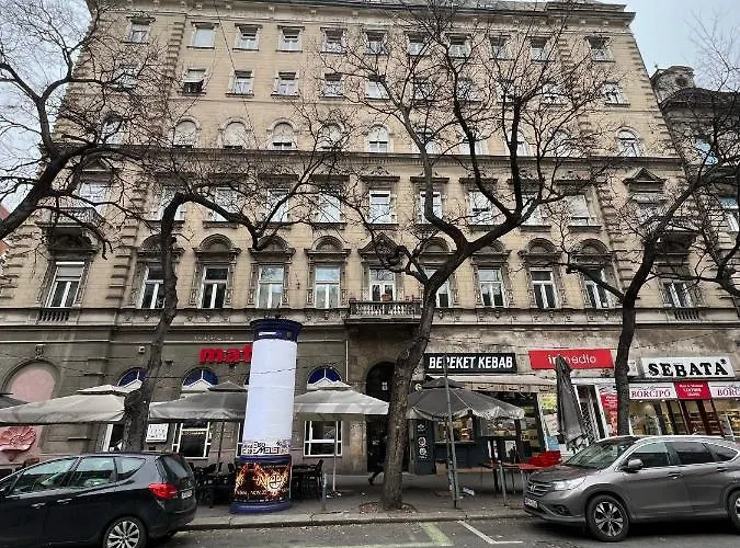 Luxury With Balcony Next To The New York Cafe Appartement