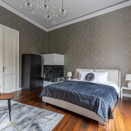 Apartment Luxury With Balcony Next To The New York Cafe